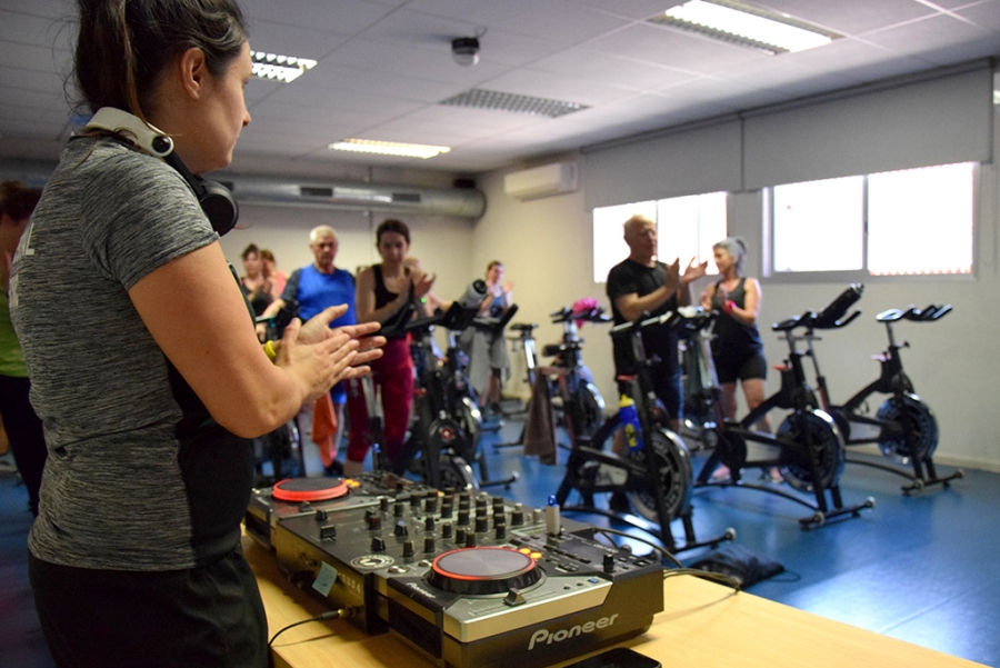 Sessió de ciclisme indoor amb la DJ Sarita.